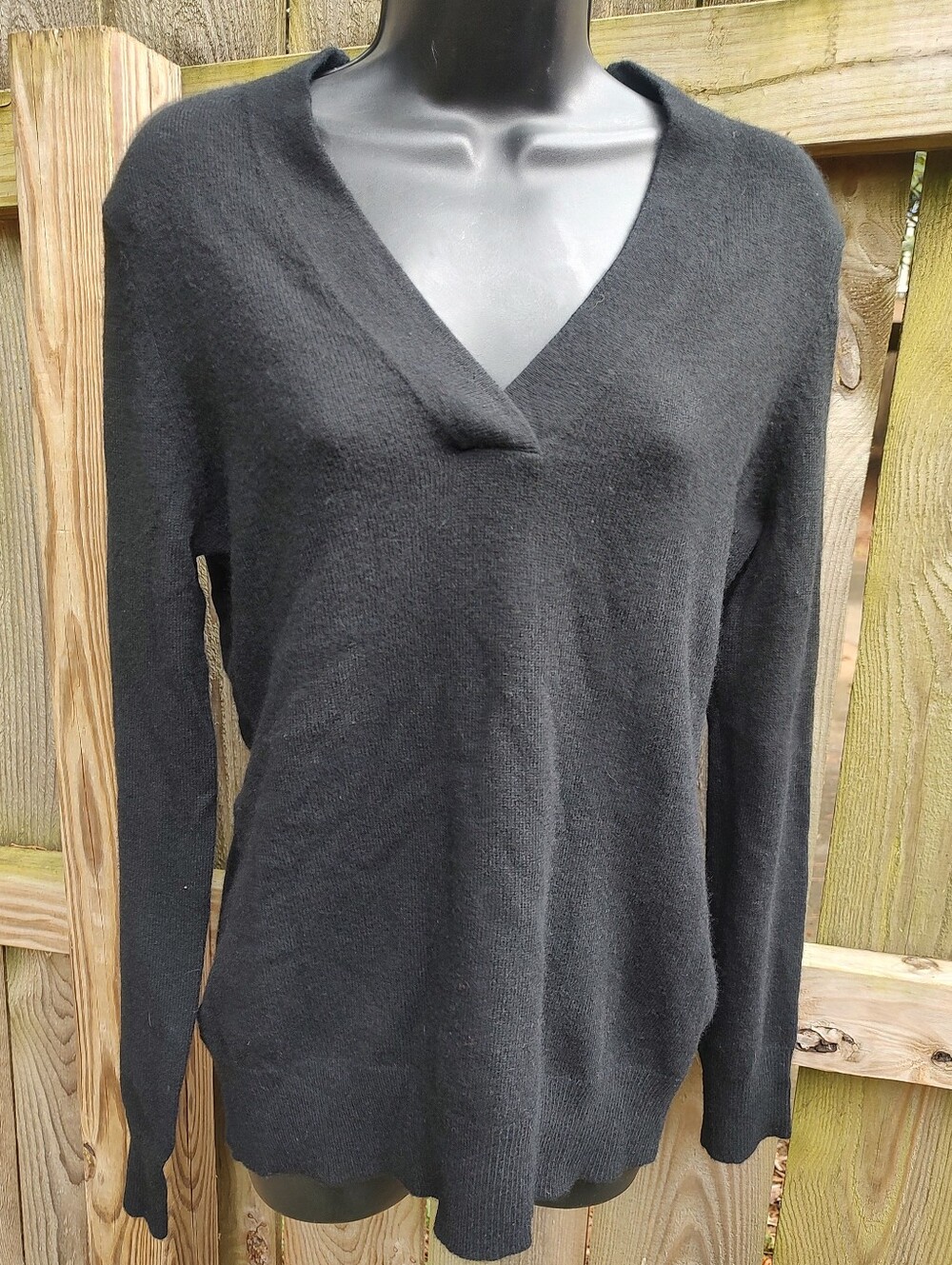🏵️ Nicole Miller Black V Neck 100% Cashmere Soft Cozy Sweater M